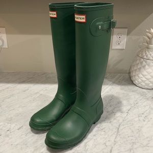 Hunter tall Rainboots in hunter green sz 9